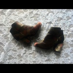 Bamboo velvet floral booties